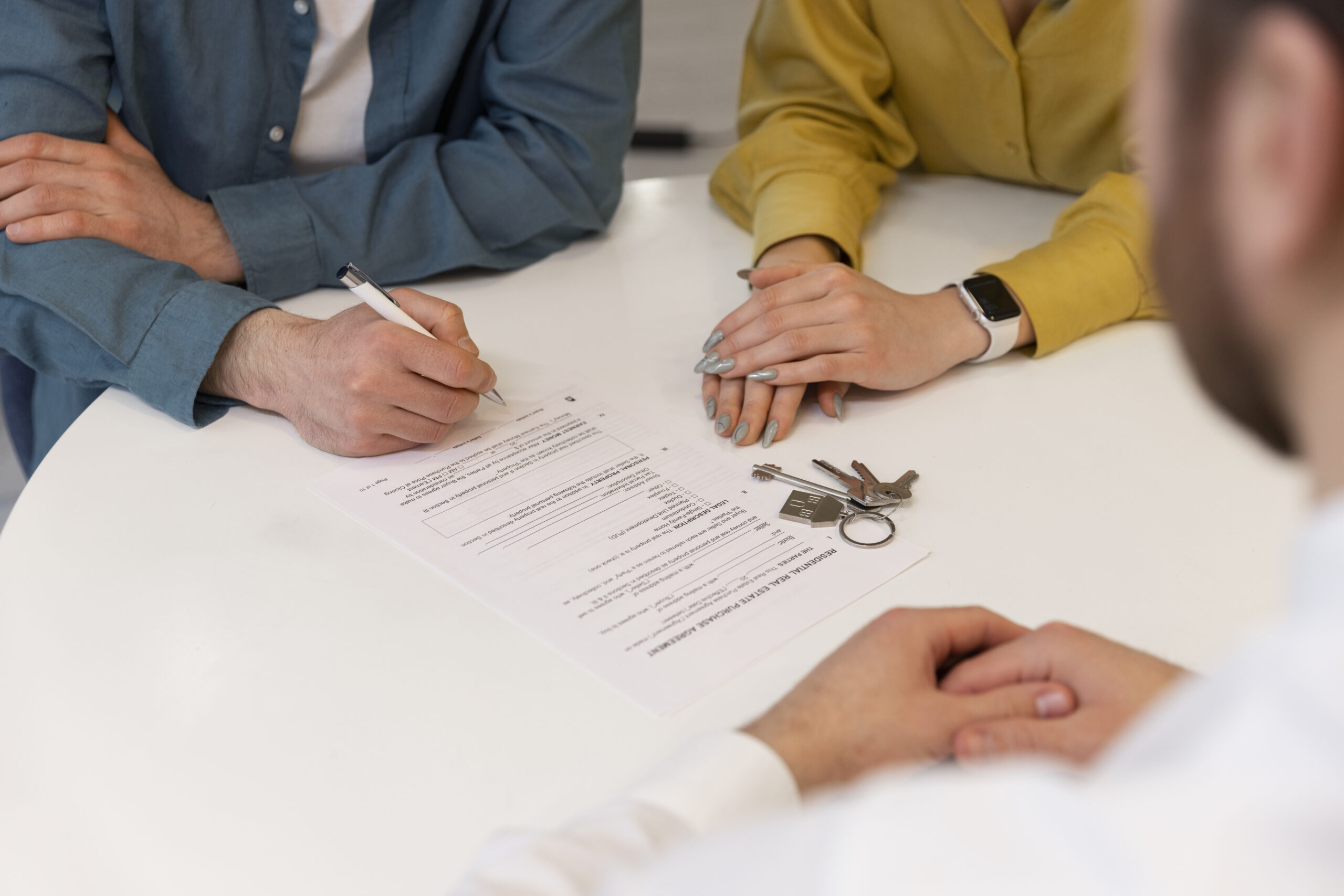 tenant signing the rental agreement from landlord